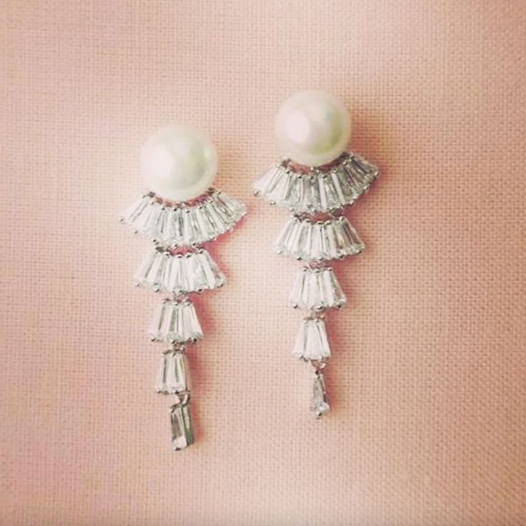 art deco bridal earrings pearl Chandelier Artdeco, Speakeasy Wedding, 20s Wedding, Silver Bridal Earrings, Deco Chandelier, Bridal Statement Earrings, Wedding Jewelry For Bride, Accessories Boho, Crystal Earrings Wedding