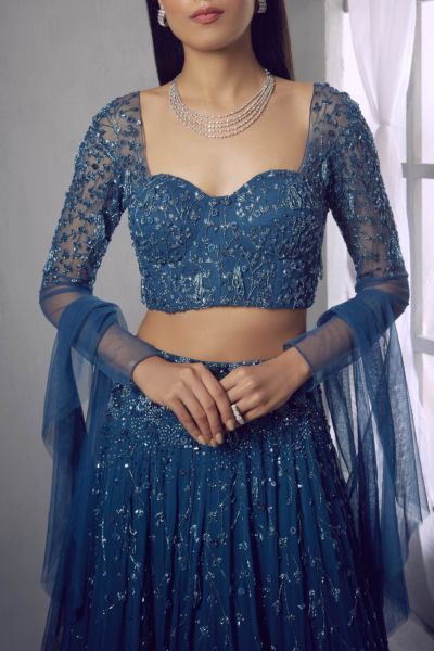 Dark Blue Lehenga, Modern Blouse Designs, Full Sleeves Blouse Designs, Lengha Blouse Designs, Wedding Lehenga Designs, Lehenga Blouse Designs, Gaun Fashion, Blue Lehenga, Unique Blouse Designs