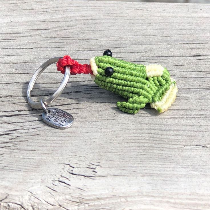 Green Macrame Frog keychain. His tongue holds a key ring. Macrame Frog Pattern, Macrame Frog, Frog Keychain, Keychain Macrame, Macrame Bracelet Patterns, Keychain Gifts, Macrame Keychain, Spirit Quartz, Macrame Earrings