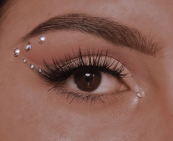 EUPHORIA MAKUP LOOKS & INSPO | RHINESTONE MAKEUP Coachella Make-up, Ušný Piercing, Gem Makeup, Coachella Makeup, Make Up Designs, Concert Makeup, Rhinestone Makeup, Prom Eye Makeup, Rave Makeup