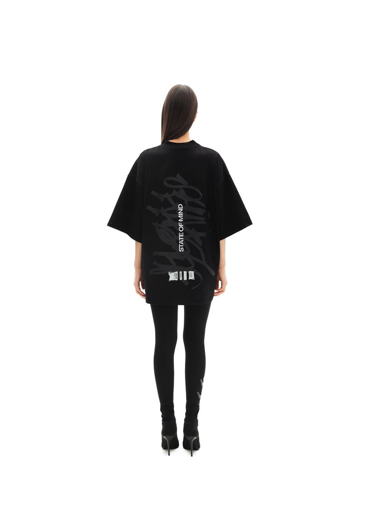 Oversized unisex t-shirt. Features a minimalistic print in GRAFFITI edition. Material: 95% cotton, 5% elastane Models: Model woman wears: S size Model's height: 173 cm Model man wears: XL size Model's height: 187 cm Oversized Logo Print Top For Fall, Oversized Edgy T-shirt For Fall, Athleisure Top With Back Print For Streetwear, Drop Shoulder Graphic Print T-shirt For Loungewear, Black Boxy Fit Top With Logo Print, Oversized Graphic T-shirt For Fall, Oversized Fall Graphic T-shirt, Oversized Fall T-shirt With Graphic Design, Trendy Black Top With Back Print