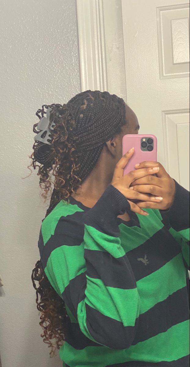 Knot Less Braids With Curls, Small Box Braids Curly Ends, Styles For Knotless Braids With Curls, Knottles Braids With Curly Ends, How To Style Knotless Braids With Curls, Curly Knotless Box Braids, Knotless Box Braids Curly Ends, Box Braids With Knots, Peekaboo Knotless Braids With Curls