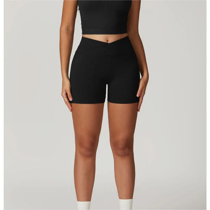 The B|Fit DYNAMIC Shorts are designed to flatter and support with a v-shaped high waist and ruched bum detail for a comfortable and contoured fit. Perfect for any workout, these shorts will provide the support you need to feel confident and comfortable.