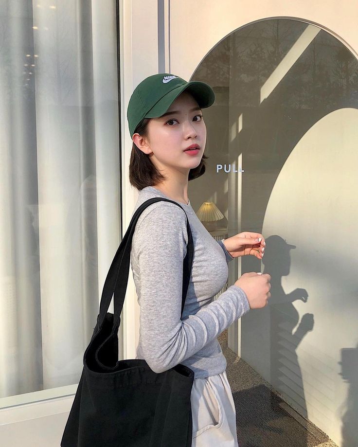 Korean Cap Outfit, Short Hair With Cap Hats, Ootd For Short Hair, Baseball Cap Short Hair, Cap For Girls Style, Short Hair And Hats, Short Hair Hat, Short Hair Outfits, Bucket Hat Outfit