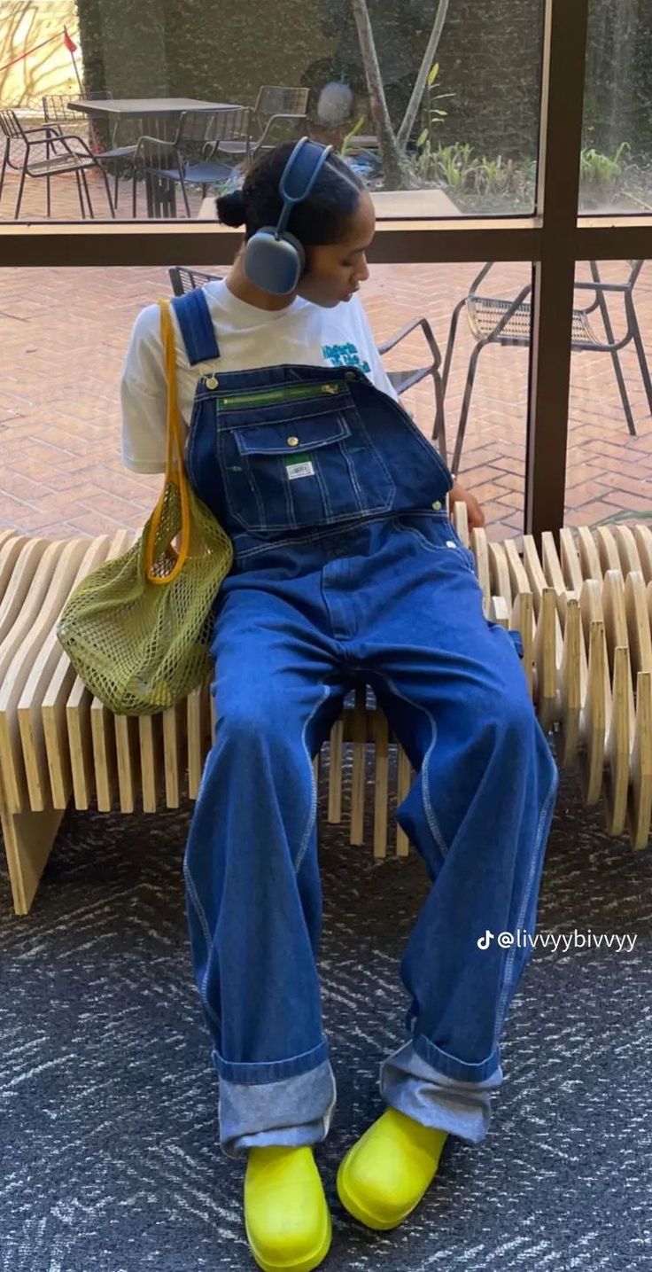 Spring Y2k Aesthetic, Baddie Overall Outfits, Styling Denim Overalls, Overalls Outfit Streetwear, Womens Overalls Outfits Fall, Overall Outfit Black Women, Overalls Outfit Black Women, Curly Black Hairstyles, Girly Tomboy Outfits