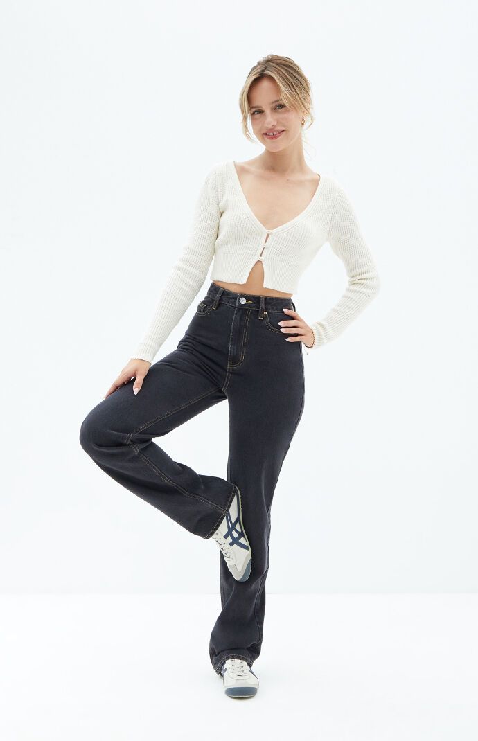 Grunge style meets sustainable comfort in the new PacSun Eco Black '90s Boyfriend Jeans. Your fave high-waisted jeans get updated with yellow contrast stitching throughout and a rigid fabrication made from sustainably sourced cotton. They have a longer stacked inseam that is fitted through the hip and upper thigh with a loose baggy fit through the leg. Model is wearing a size 26Model measurements: 5’8” height, 30.5” bust, 24.5” waist, 35.5” hipsLearn more about PacSun eco items PacSun Womens Black '90s Boyfriend Jeans size 25 Pacsun 90s Boyfriend Jeans, Stacked Jeans Women, 90s Boyfriend, Jeans Pacsun, Black 90s, Leg Model, Grunge Style, Black Rib, Baggy Fits