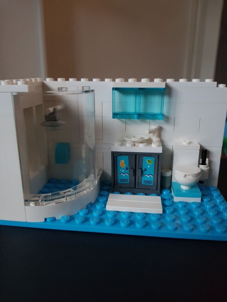 a lego bathroom is shown with blue and white accessories