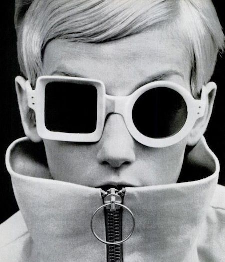 Twiggy Lawson, 60s Sunglasses, Sixties Style, Cheap Ray Bans, Black And White Photograph, Cooler Look, Cat Eyes, Mod Fashion, Eye Wear