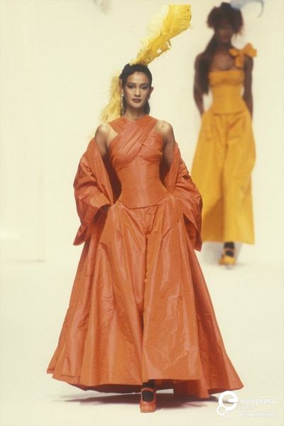 CHANEL Couture Runway Show FW 1994 1999 Fashion, Award Show Dresses, Runway Gowns, 90s Runway Fashion, Lehenga Designs Simple, Original Supermodels, Statement Dress, Glam Dresses, French Fashion