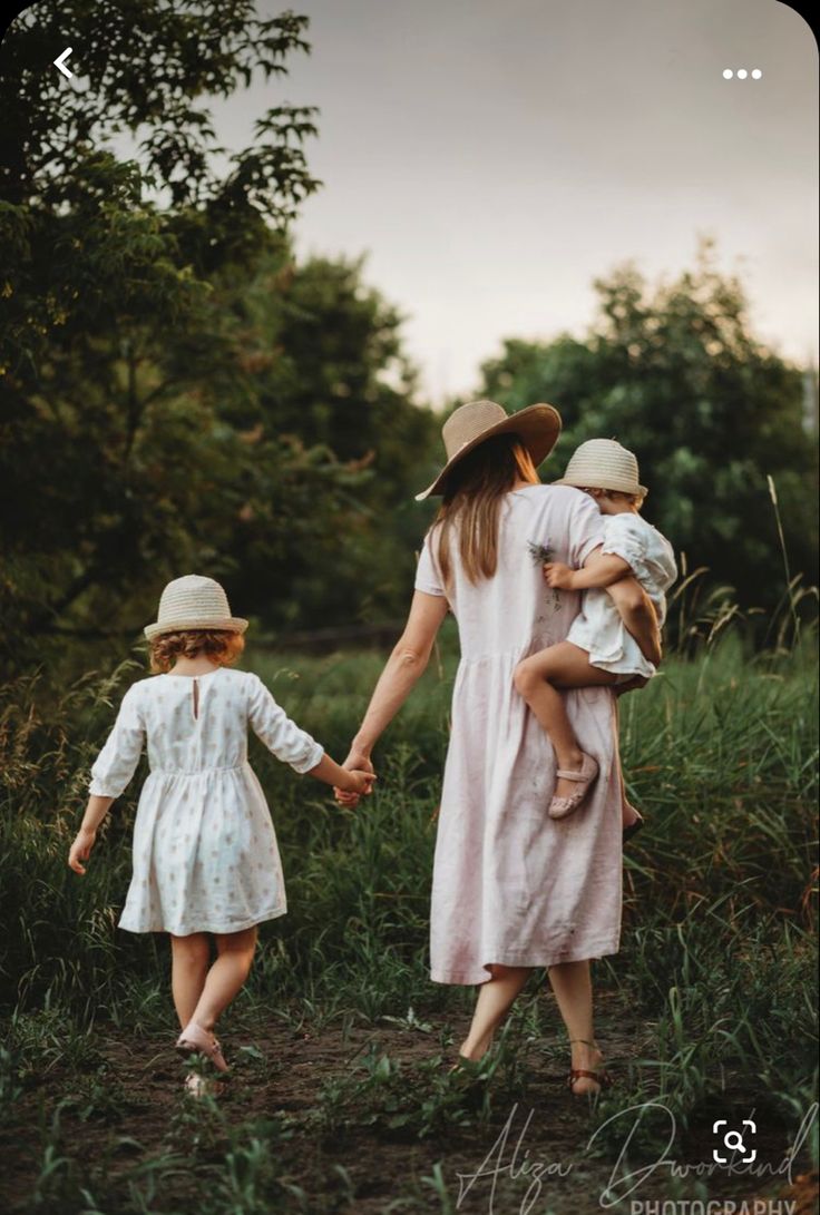 Family Photos Flower Field, Dreamy Family Photoshoot, Flower Field Family Photoshoot, Mother And Children Photography, Field Family Photoshoot, Family Outdoor Photoshoot, Siblings Photoshoot, Mother Day Photoshoot, Mother Day Photoshoot Mini Sessions