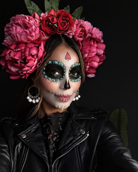 Sincerely Jules, Frida Kahlo inspired costume | Modern Brown Girl Makijaż Sugar Skull, Day Of Dead Costume, Halloween Smink, Läskig Halloween, Halloween Makeup Sugar Skull, Makeup Zombie, Halloween Gesicht, Halloweenský Makeup, Halloween Make-up Looks