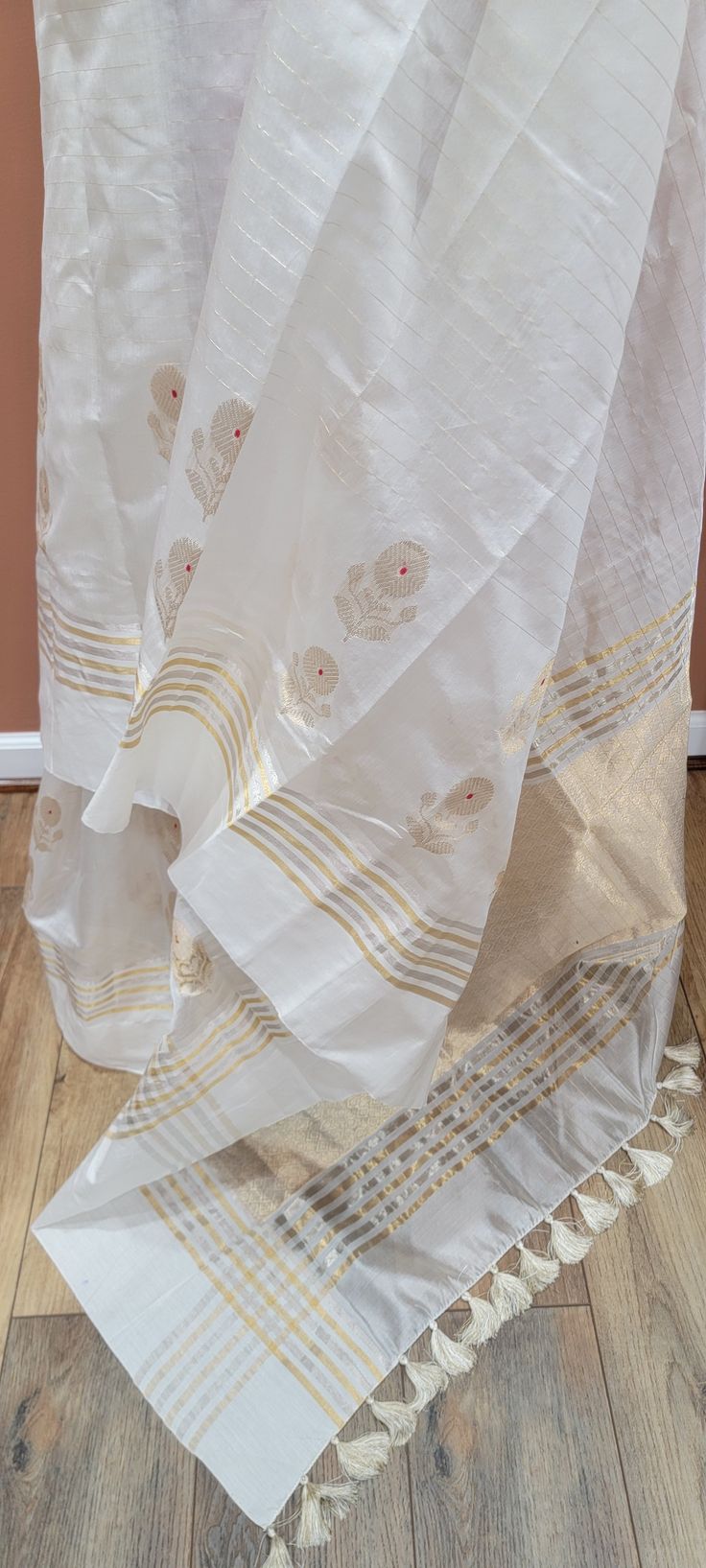 Exclusive Chanderi Pattu Silk Saree Collection w/ custom Blouse. For Custom Blouse Pls contact us. Free Shipping within the US. Saree ships immediately within the US and the Blouse 2 weeks later. Custom blouse stitching $25. White Cotton Silk Sets With Zari Work, White Silk Dupatta With Cutdana, White Silk Saree With Cutdana Work, White Silk Saree With Cutdana Detail, White Silk Saree With Cutdana, White Slub Silk Bollywood Dupatta, White Silk Traditional Wear With Pallu, White Tissue Silk Kurta For Diwali, White Silk Traditional Wear For Festivals