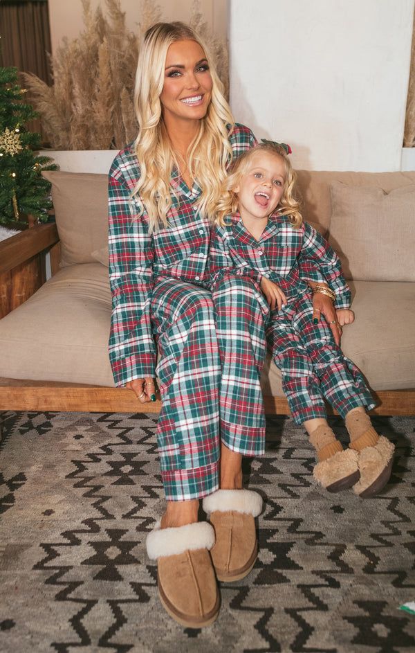 They'll sleep tight in these adorable festive pajamas! Christmas Jammies Family, Family Xmas Pjs, Matching Christmas Pajamas Couples, Matching Christmas Jammies, Adult Christmas Pajamas, Family Holiday Pajamas, Family Matching Pjs, Christmas Baby Pictures, Christmas Pjs Family