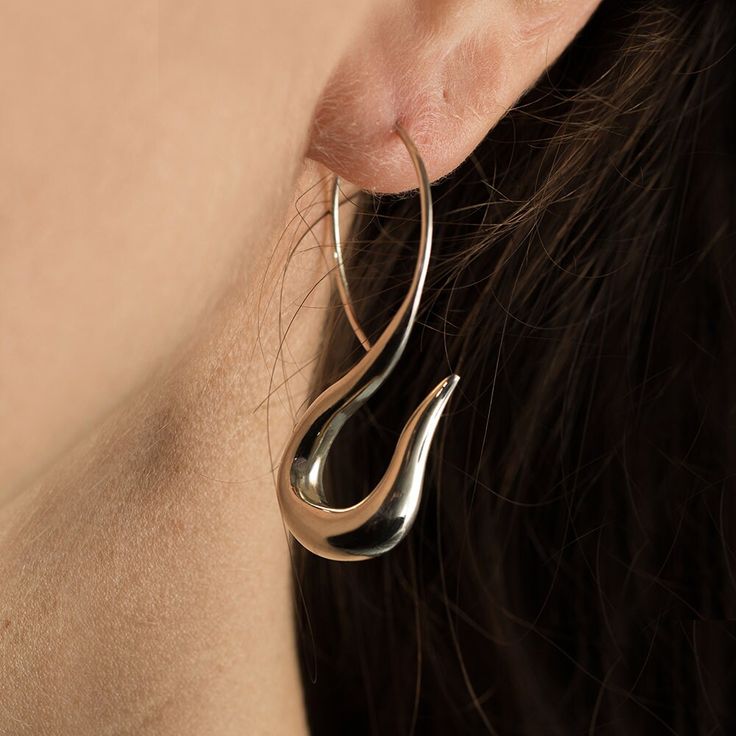 A hollow, sterling silver earring that you can wear as a pair or single. Ένα κούφιο σκουλαρίκι από ασήμι 925 το οποίο μπορείτε να φορέσετε μονό ή ως ζευγάρι. Silver Teardrop Earrings With Polished Finish For Gift, Sterling Silver Teardrop Hoop Earrings With Polished Finish, Polished Drop Earrings For Gift, Unique Teardrop Hoop Earrings, Polished Finish Drop Earrings For Gift, Modern Drop Earrings With Ear Wire, Modern Teardrop Plug Earrings As Gift, Modern Teardrop Plug Earrings For Gift, Unique Teardrop Wrap Earrings