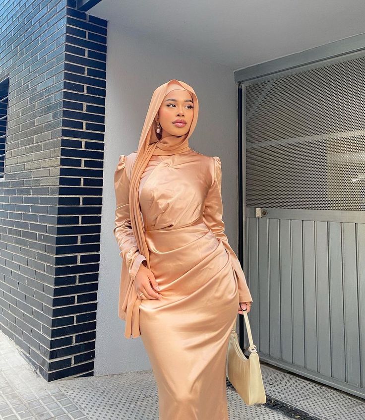 𝑌𝐴𝑆𝑀𝐼𝑁 𝑀𝐴𝑅𝑍�𝐴𝑁𝐴 𝑀.𝐵 💎 on Instagram: “💎 wrapped in gold Outfit: Samra Satin Dress in Champagne @hijabglamour_ Discount code “YASMIN” 🤍” Lighting Fabric, Elegant Silk Dresses, Stile Hijab, Satin Style, Mode Turban, Braut Make-up, Modesty Fashion, Muslim Fashion Dress, Muslim Outfits