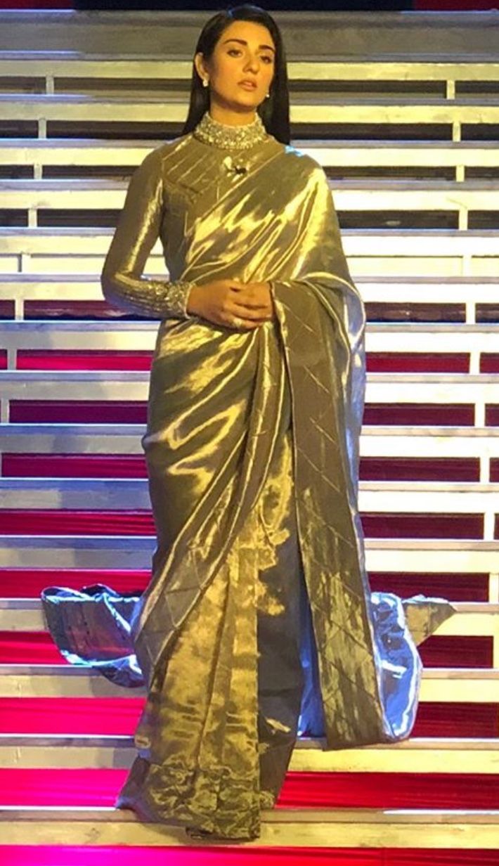 Golden Saree With Full Sleeve Blouse, Full Sleeve Sari Blouse, Collar Neck Full Sleeve Blouse Designs, Golden Full Sleeve Blouse, Turtle Neck Saree, Halter Neck Blouse With Sleeves, Saree With Turtle Neck Top, Turtle Neck Blouse Saree, High Neck Full Sleeve Blouse