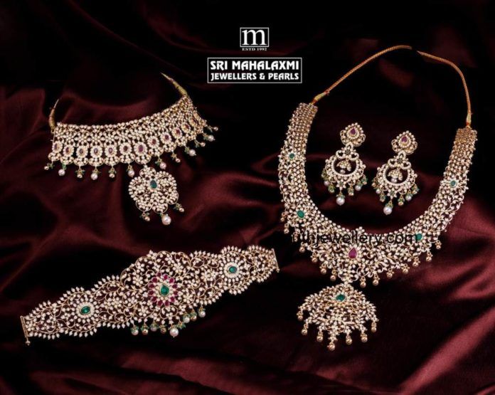 Closed setting bridal diamond jewellery set Diamond Jewellery Set, Diamond Haram, Choker Diamond, 22 Carat Gold Jewellery, Bridal Diamond Necklace, Diamond Jewelry Set, Jewellery Wedding, Beaded Necklace Designs, Bridal Diamond Jewellery