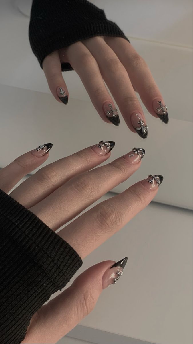 Korean Art Nails, Acubi Nails Black, Asian Black Nails, Acubi Nails Aesthetic, Korean Black Nails Design, Black Asian Nails, Black Nails Silver Design, Black Nails Douyin, Nail Art Black Aesthetic