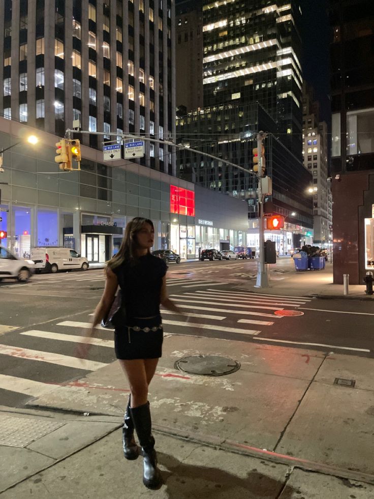 Nyc Nightlife Outfit, Ny Night Out Outfit, New York Evening Outfit, New York Night Out, Nyc Club Outfit Night Out, Rainy Going Out Outfit Night, Nyc Night Out, Night Out Outfit Nyc, Street Pics Night