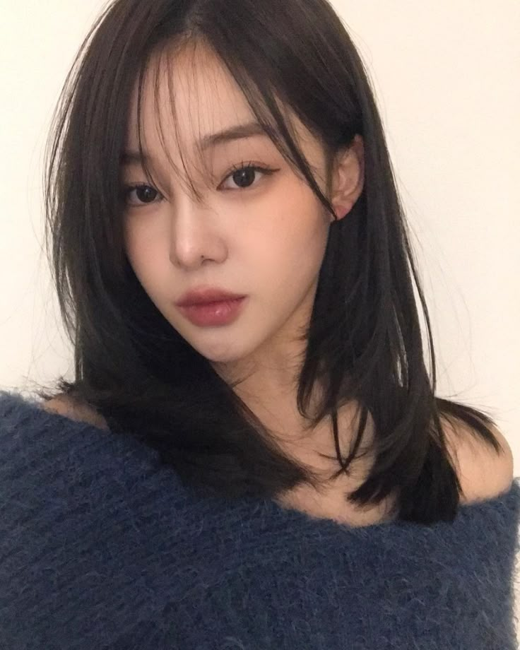 Korean Wispy Bangs, Wispy Bangs Round Face, Wispy Side Bangs, Bangs At Home, Pretty Hair Cuts, Light Bangs, Hair Inspiration Long, How To Cut Bangs, Hairstyles For Layered Hair