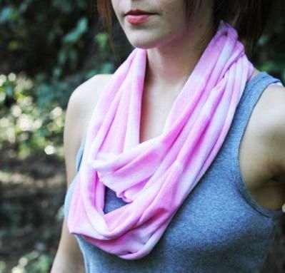 a woman wearing a pink scarf with the words diy tie - dye infinity scarf