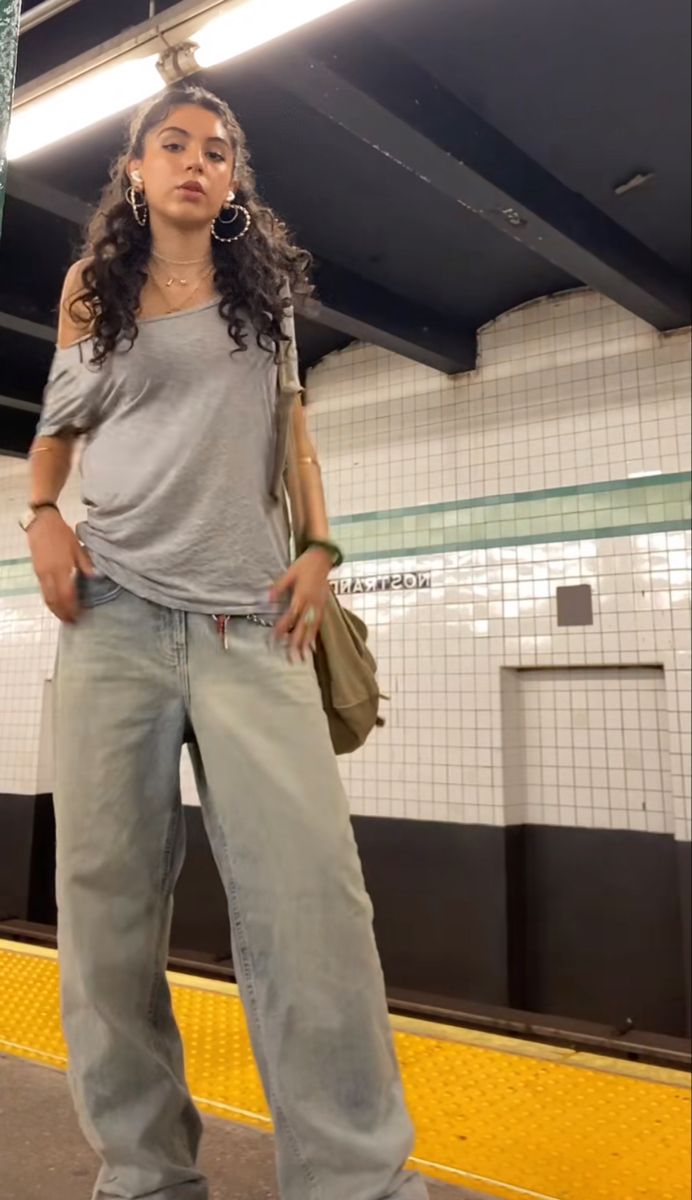 Comfy Date Night Outfit Winter, Baggy Club Outfits, Outfit Ideas For Baggy Jeans, Baggy Jeans 90s Outfit, All Baggy Outfit, Spring Baggy Outfits, Yk2 Style Outfits Women, Outfit Inspo With Baggy Jeans, Baggy Going Out Outfit