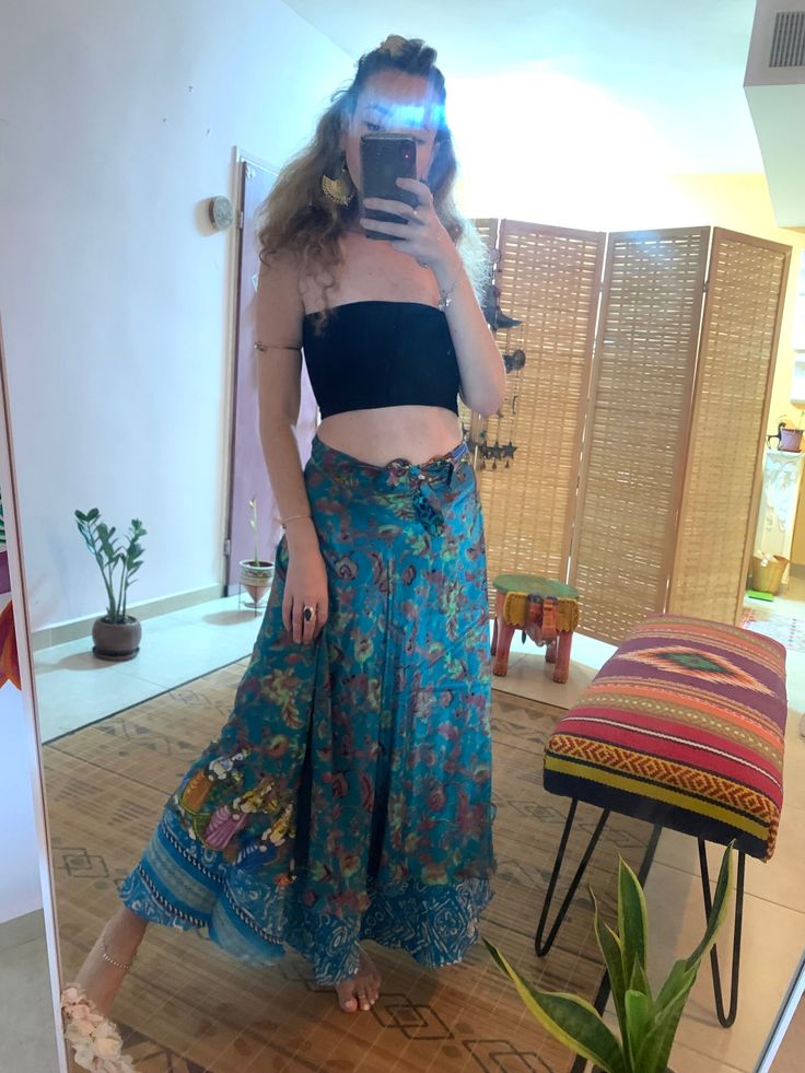 this beautiful warp skirt is a one size fits all. its a one of a kind! made from vinge silk and it is a to way skirt it looks defrimt in evry side 2 skirts in 1 and the best thing about it its the filling of this beautiful silk fabric. you wiil love wering it for day and stuning also for evning Boho Whimsical, Blue Woman, Vintage Maxi Skirt, Skirt Silk, Hippie Skirts, Spring Clothes, Boho Skirts, Whimsical Fashion, Y2k Outfits