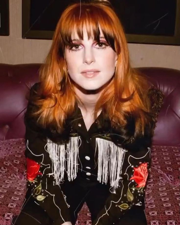 Red Hair Hayley Williams, Hayley Williams Fringe, Orange Black And Blonde Hair, Hayley Williams Hair 2023, Red Hair Blonde Tips, Ginger Hair With Black Tips, Hailey Williams Hair, Paramore Hair, Hayley Williams Haircut