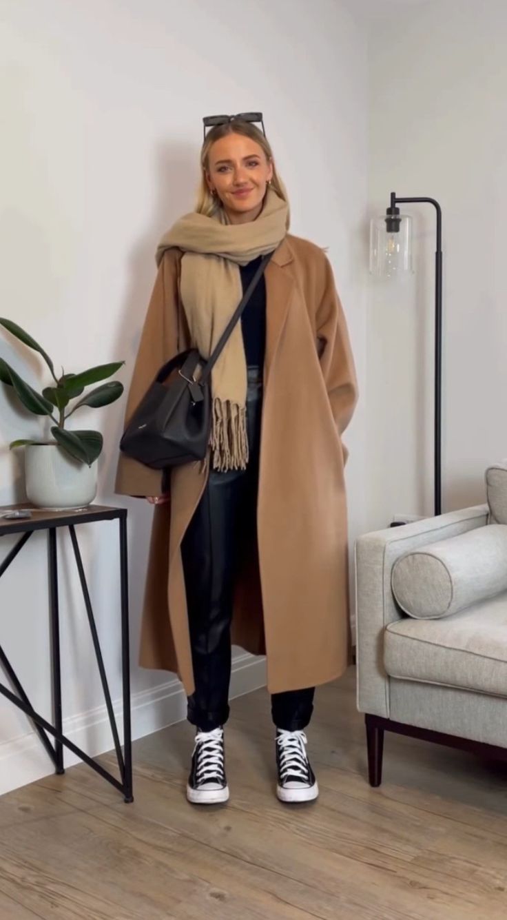 Tapado camel, bufanda chocolate de Blanca, buzo negro, jogger negro, zapas negras Amsterdam Fits Winter, Madrid Autumn Outfit, Winter Mum Outfit, Trendy Mum Outfit, Mum Fashion 2023, Winter In Madrid Outfit, Autumn Mum Outfits, Amsterdam Autumn Outfit, Mum Winter Outfits