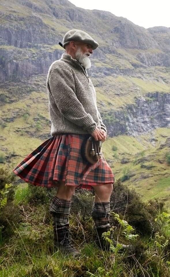 Scottish Highlanders Men, Modern Kilt Outfit, Irish Kilts Men, Scotland Highlands Outfit, Casual Kilt Outfit Men, Kilt Outfit Men, Kilt Men Fashion, Kilt Men, Scottish Men