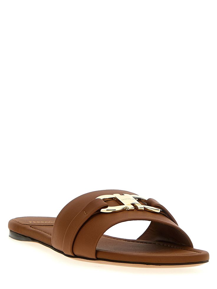 Leah 'sandali in pelle con logo in metallo sul davanti.FerragamoSandali "Leah"Dimensione US Ferragamo
C FIT Raffia Sandals, Latest Sandal, Metallic Sandals, Brown Leather Sandals, Crossbody Tote Bag, Leather Wedge Sandals, Brown Sandals, Crossbody Tote, Metal Logo