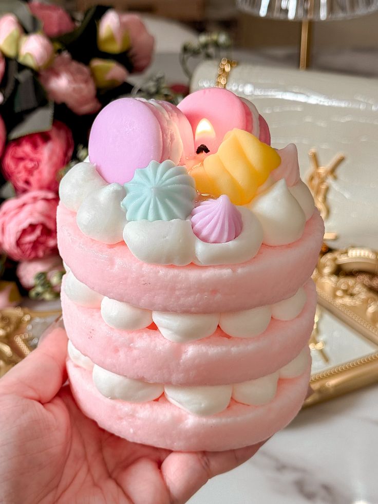 Dreamy Macarons & Cream Tart Candle held in hand with floral bouquet in background. Food Candles Ideas, Cute Wax Melts, Tart Candle, Sweet Scented Candles, Candles Cute, Sweet Candle, Jelly Candles, Candle Making Recipes, Cute Candle