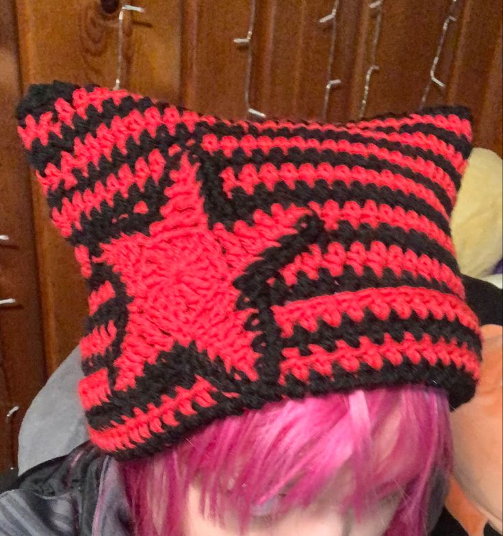 black and red striped crochet hat with cat ears and a star, handmade by me Scene Crochet Ideas, Emo Crochet, Scene Crochet, Black And Red Crochet, Crotchet Hat, Pink Emo, Crochet Kitty, Star Hat, Yarn Ideas