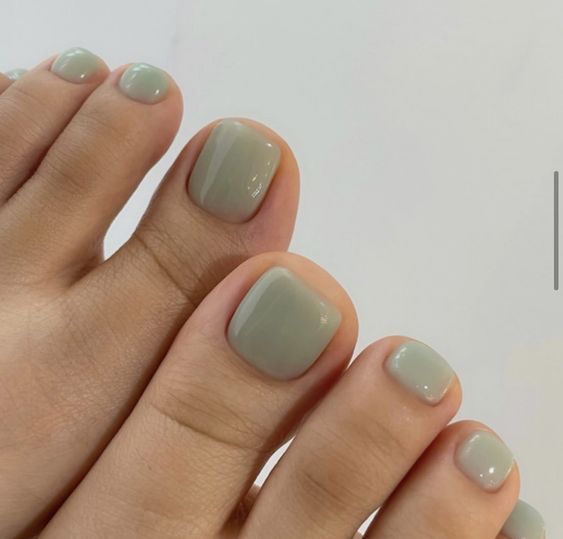 Cute Pedicure Ideas Fall, Green Gel Pedicure, Pretty Toe Nails For Summer Simple, Fall Nail Colors Pedicure, Nail Feet Color, Green Nails Pedicure, Toe Nails Ideas Fall, Sage Green Toe Nails, Green Toe Nails Ideas