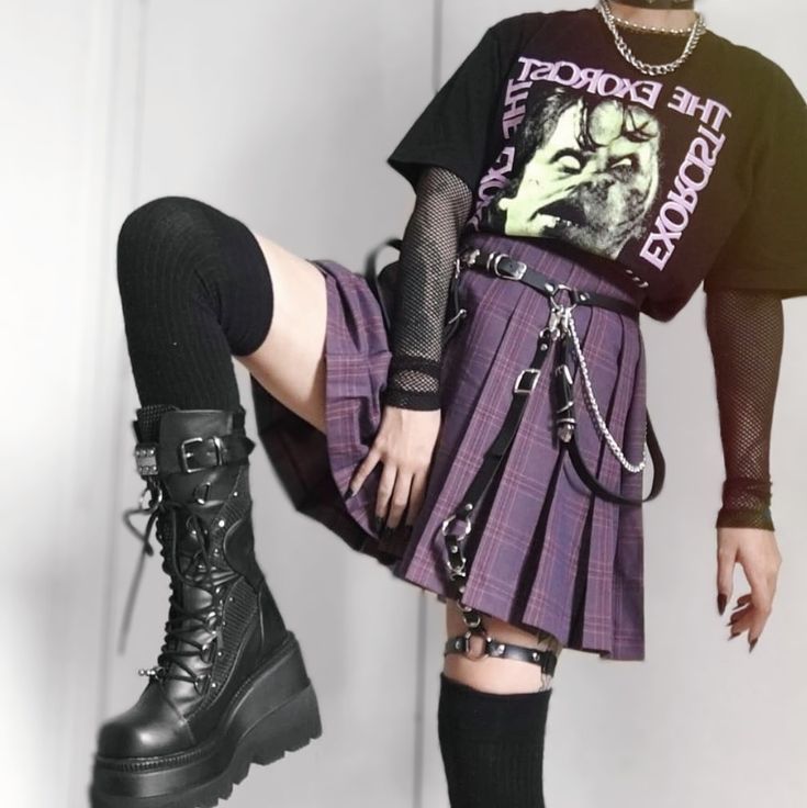 Black And Purple Outfits Aesthetic, Purple And Black Outfits Grunge, Black And Purple Clothes Aesthetic, Preppy Gothic Outfits, Purple Grunge Aesthetic Outfit, Monster High Fashion Outfits, Purple Aesthetic Outfit Grunge, Purple Alt Outfit, Purple Goth Outfits