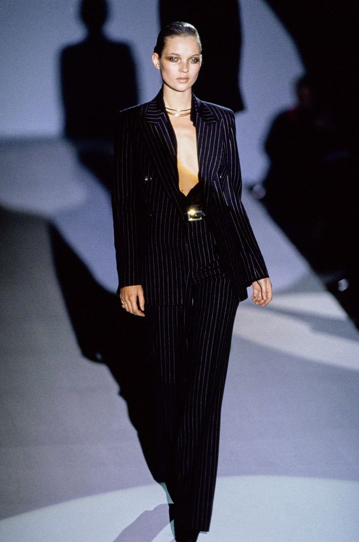 Gucci Fall 1996 Ready-to-Wear Fashion Show - Kate Moss Gucci Runway, Tom Ford Gucci, Gucci Suit, Kate Moss Style, 90s Runway Fashion, Runway Fashion Couture, Vintage Runway, 1990s Fashion, To Wear