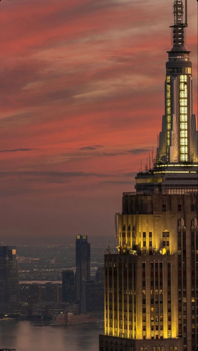 the empire building is lit up at night