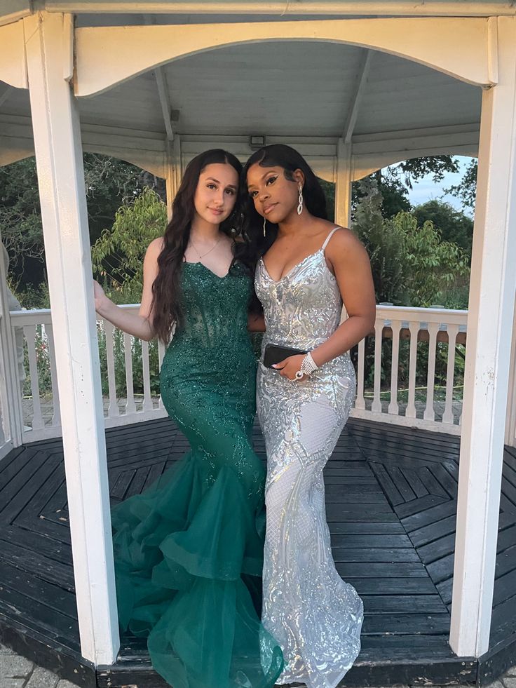 Dark Green And Black Prom Couple, Green Prom Dress With Date, Dark Green Prom Dress Black Women, Green And Gold Prom Dress Black Women, Light Green Prom Dress Black Women, Fashion School Outfits, Micro Braids Hairstyles, Prom Picture Poses, Gold Prom Dresses