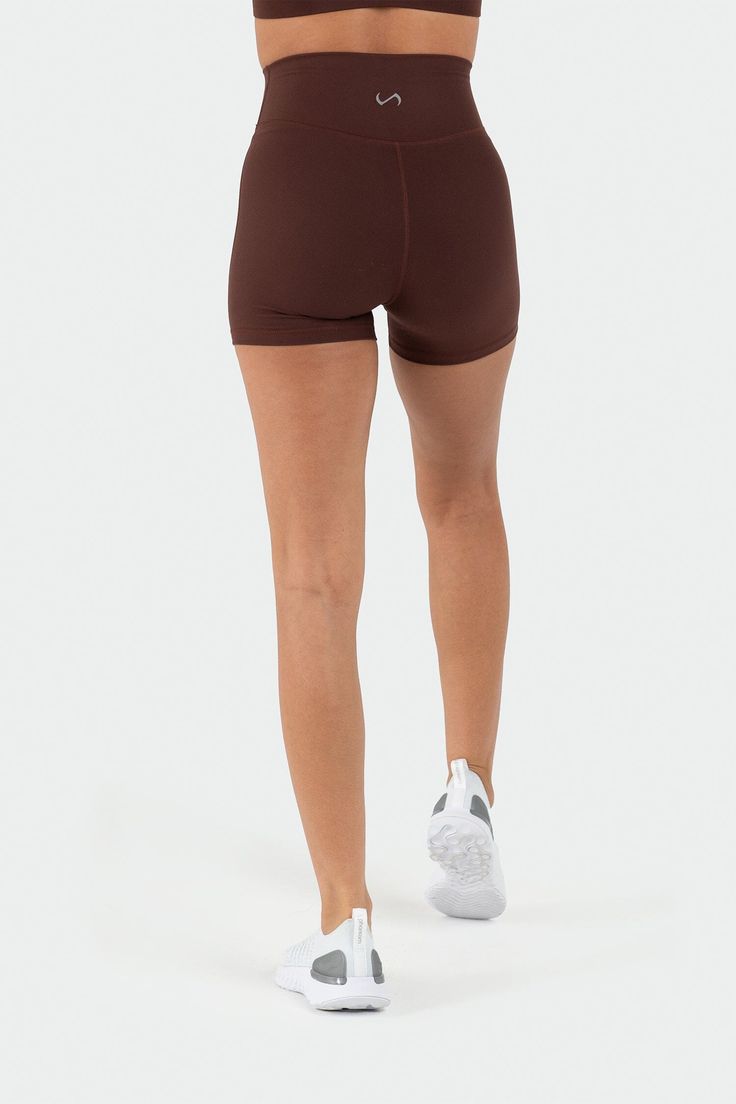 Especificaciones del modelo: Talia mide 5'2", pesa 125 libras y usa una talla XS (pantalones cortos de entrenamiento de talle alto Genesis)

 Tejido Luxe-Max DNA™: ultrasuave, transpirable, moldeador del cuerpo de compresión moderada y superduradero

 Infi-Stretch DNA™ + Infi-Defense DNA™ (propiedades elásticas en 4 direcciones, absorbentes de sudor y antimicrobianas)

 Tecnologías CTF™ (sin punta de camello) y a prueba de sentadillas

 Diseño de cintura ceñida que favorece la figura (te suje Gym Bottoms With Built-in Shorts In Brown, Brown Gym Bottoms With Built-in Shorts, Brown Athleisure Activewear With Built-in Shorts, Brown Athleisure Workout Shorts, Brown Athleisure Bottoms For Workout, Brown Athleisure Shorts For Workout, Brown Short Length Activewear For Yoga, Brown Compression Sporty Bottoms, Sporty Compression Brown Bottoms