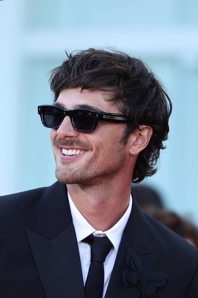 Modern Mullet Haircut, Mullet Haircuts, Mullet Hairstyles, Shaggy Short Hair, Mullet Haircut, Jacob Elordi, Modern Mullet, Wavy Hair Men, Sunglasses Outfit