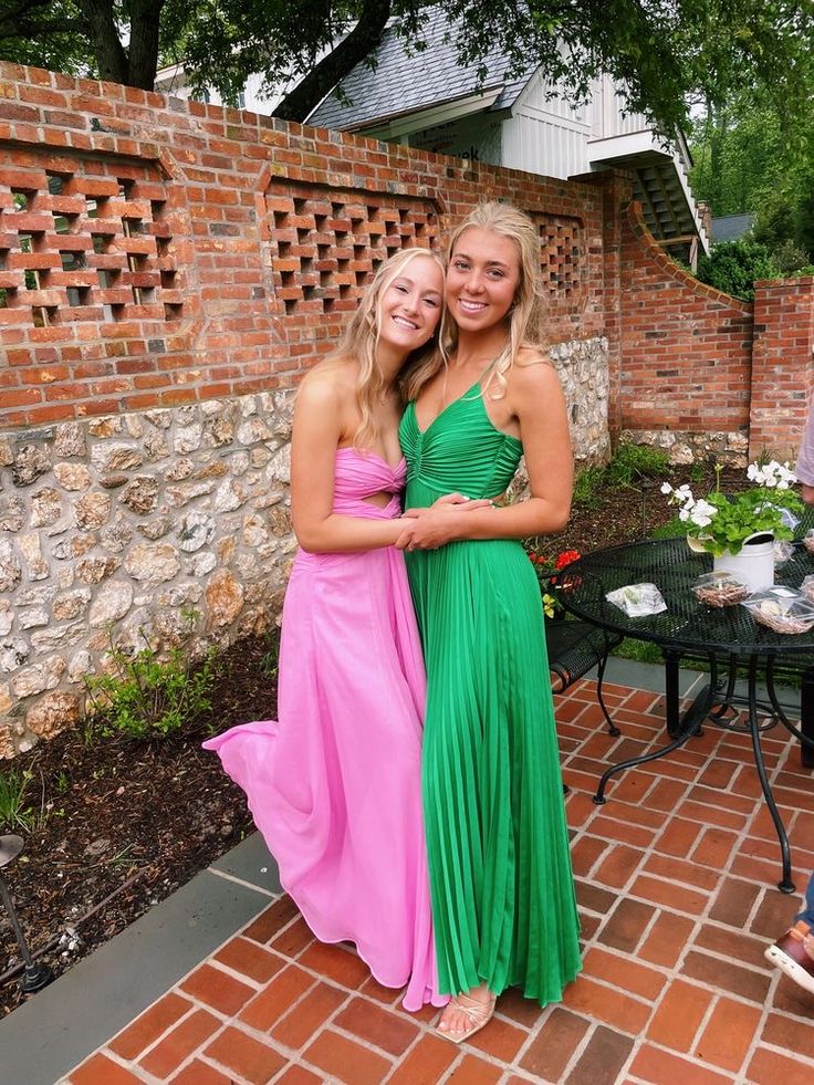 Prom Dresses Bright Green, Prom Dress For Redheads, Prom Dresses Beachy Style, Kelly Green Prom Dress, Sorority Formal Pictures, Prom Dress Inspo 2023, Prom Dresses Preppy, Prom 2024 Dress, Bright Green Prom Dress