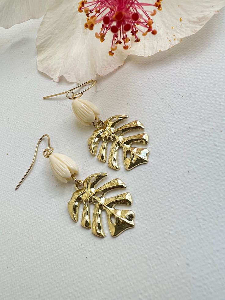 Handmade with Aloha. 14k gold plated with pikake beads earrings All sales are final Monstera Earrings, Beads Earrings, Earring Tutorial, Jewelry Earrings Hoops, Beaded Earrings, Jewelry Art, Etsy Earrings, Hawaii, Etsy Accessories