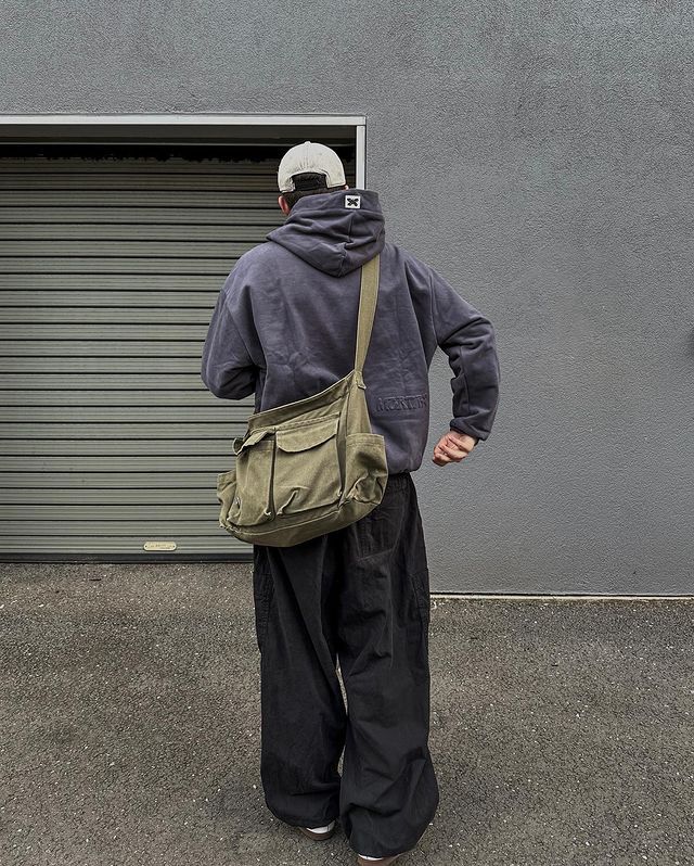 Carhartt Sling Bag Outfit, Y2k Crossbody Bag, Outfit With Crossbody Bag, Men’s Cross Body Bag Outfit, Crossbag Outfits, Side Bag Outfit, Cross Bag Outfit, Outfits Con Mochila, Sling Bag Outfit