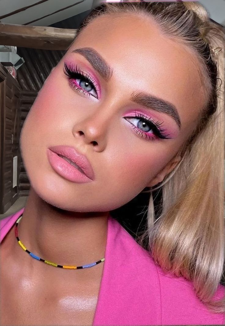 Pink Evening Makeup, Makeup For Neon Pink Dress, Hot Pink Outfit Makeup, Barbie Makeup Inspiration, Make Up Roz, Easy Pink Eyeshadow Looks, Pink Birthday Makeup, Full Face Makeup Looks, Bright Pink Makeup