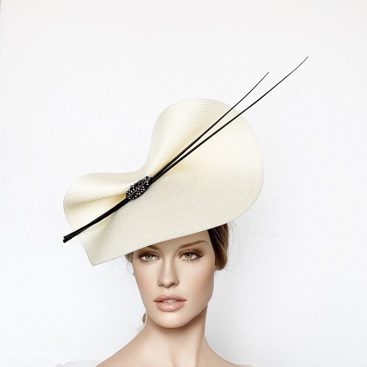 Elegant White - Ivory and black Kentucky derby hat for woman. This cream fascinate hat is embellished with two quills and a beautiful beaded aplique. It is a perfect hat for weddings, Royal Ascot horse races, cocktails, derby... It is mounted on a headband. If you want, you can choose the side of the head were you like to wear the fascinator, just convo me. Any color of the fascinator can be changed to order. ** PROCESSING TIME: 5 -7 business days. ** DELIVERY TIME (DHL EXPRESS WITH TRACKING NUM Ascot Horse Racing, Race Day Hats, Horse Races, Royal Ascot Hats, Derby Fascinator, Black Fascinator, Ascot Hats, Hat Wedding, Tea Party Hats