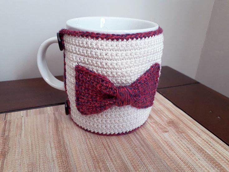 a crocheted mug with a bow tie on it