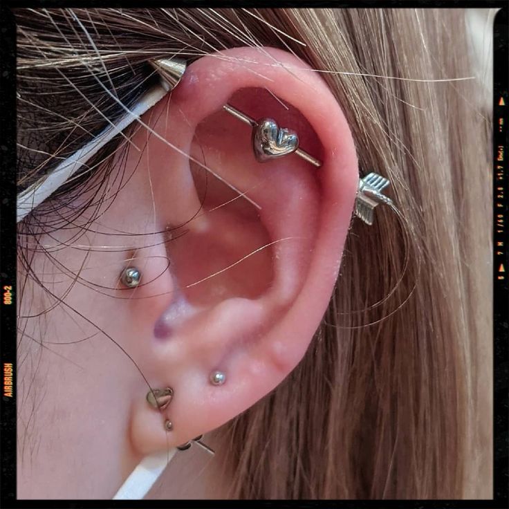 PIERCINGS Dainty Industrial Piercing, Industrial Piercing Ideas, Cute Industrial Piercing, Industrial Piercings, Constellation Piercings, Piercing Inspo, Cool Piercings, Airbrush App, Industrial Piercing