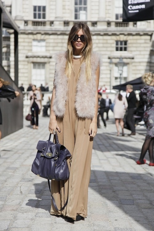 for a warmer fall day, the perfect outfit Street Mode, Walking Down The Street, Beige Outfit, Bohol, Looks Street Style, Victoria Secrets, Boutique Fashion, Fur Vest, Look Casual