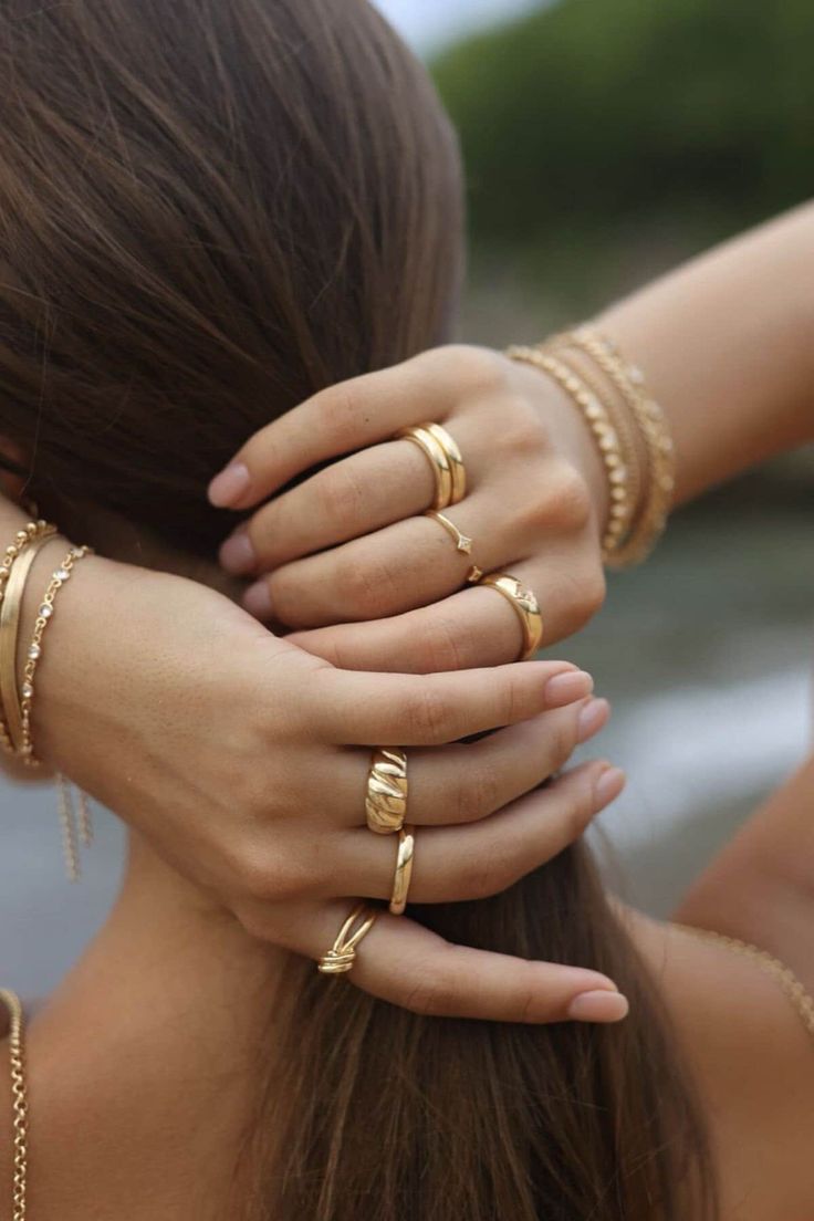 Gold dome ring Jewellery Fashion Shoot, Ring Photoshoot, Jewellery Photography Inspiration, Rings And Bracelets, Jewelry Product Shots, Creative Jewelry Photography, Jewelry Photography Styling, Ring Plate, Jewelry Photoshoot