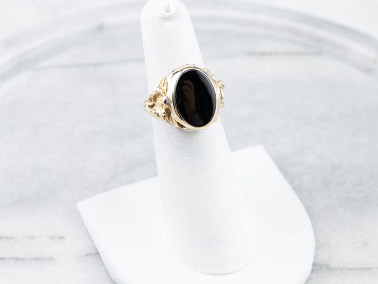 Este hermoso anillo floral está elaborado en oro amarillo, una opción resistente y asequible que es perfecta para el uso diario. El centro es un óvalo de ónix liso y pulido, una piedra clásica para las mujeres: ¡después de todo, el negro combina con todo!



 Metal: oro amarillo de 14 quilates.

 Gema: ónix negro

 Medidas de la gema: 13,7 x 9,7 mm, ovalada

 Tamaño del anillo: 5.25

 Marcas: "14K" estampado en la banda interior Classic Oval Black Enamel Ring, Classic Black Enamel Oval Ring, Oval Onyx Signet Ring With Gemstone, Fine Jewelry Oval Onyx Ring, Classic Onyx Oval Cabochon Jewelry, Formal Black Oval Cabochon Signet Ring, Fine Jewelry Onyx Oval Ring, Classic Black Oval Cabochon Ring, Black Oval Signet Ring For Formal Occasion